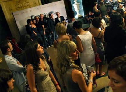 Llegada de invitados, anoche, a la gala inaugural del festival Cinema Jove en el Teatro Principal de Valencia.