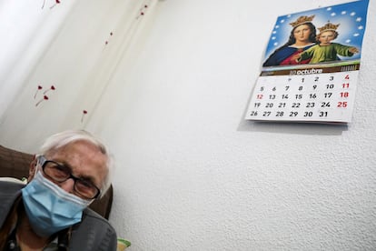 Florentina Martin, de 99 años, superviviente de la covid-19 en su casa de Pinto, Madrid.