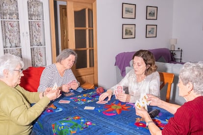 Carmen Moreno, Raquel Ciriza, Rosario Lozano y Julia Yagüe, juegan una partida de cartas durante la tarde.
