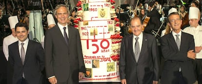 El presidente de Catalana Occidente Jose María Serra (2d) posa con los directivos de su empresa Francisco Arregui (dch.), Hugo Serra (iz.) e Iñaqui Álvarez.