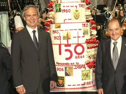 El presidente de Catalana Occidente Jose María Serra (2d) posa con los directivos de su empresa Francisco Arregui (dch.), Hugo Serra (iz.) e Iñaqui Álvarez.