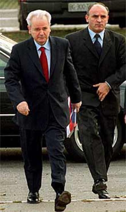 El ex presidente yugoslavo Slobodan Milosevic en noviembre de 2000.