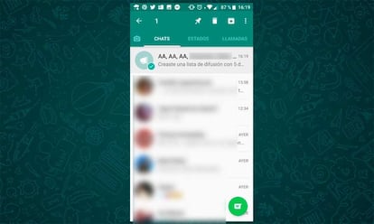 Por último, la nueva lista de difusión aparecerá creada encima de todos los chats que tenemos activos. Si queremos borrarla, sólo tenemos que pulsar prolongadamente sobre ella, hasta ver el icono de la papelera, al que debemos pulsar para eliminar esta nueva lista.