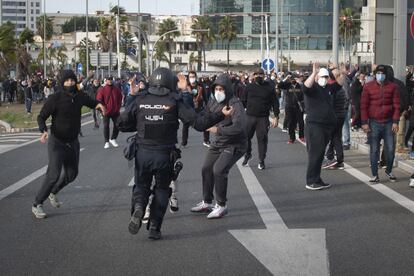 La policía carga contra los trabajadores del metal que intentaban cortar el puente, este viernes.