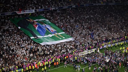 La afición del PSG saca un tifo en el que aparecen Luis Enrique y su hija Xana con la bandera del equipo.