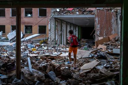 Iván Hubenko, de 11 años, caminaba el martes sobre los escombros de su antigua escuela, la Nº 21 de Chernihiv. "Me siento dolido cuando estoy en mi escuela, con resentimiento, porque los rusos la destruyeron”, contaba.