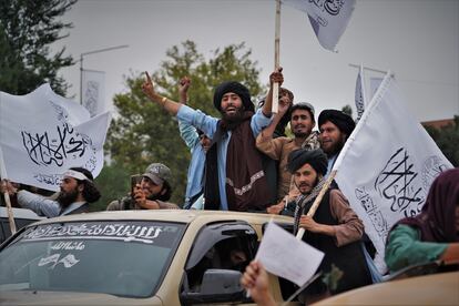 Simpatizantes de los talibán con la bandera que representa al Emirato Islámico. 