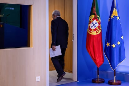 El ex primer ministro António Costa abandona la sala tras una rueda de prensa para hacer balance de los ocho años de gobierno socialista, en el Palacio de São Bento, en Lisboa, el 27 de marzo.