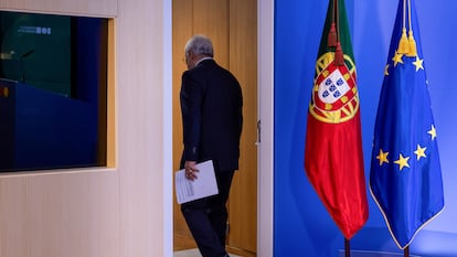 El ex primer ministro António Costa abandona la sala tras una rueda de prensa para hacer balance de los ocho años de gobierno socialista, en el Palacio de São Bento, en Lisboa, el 27 de marzo.