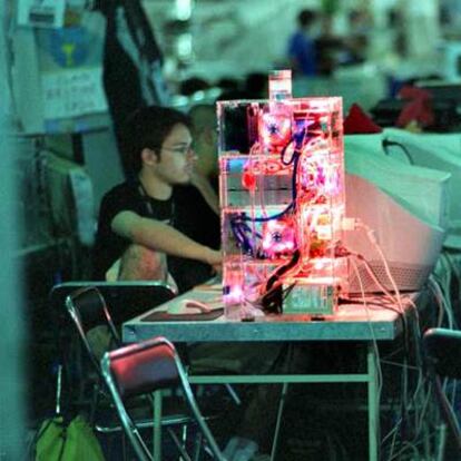 Un ordenador &#39;customizado&#39; en el Campus Party 2004 de Valencia.