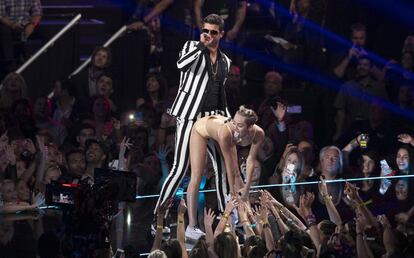 Nueva York (EEUU), 25 de agosto de 2013. El 'twerking' de Miley Cyrus. La cantante estadounidense, exestrella Disney, sorprendió en la gala de los premios de música MTV con un balie subido de tono y provocador ('twerking'), que provocó muchas críticas, durante la interpretación por parte de Robin Thicke del tema 'Blurred lines'.