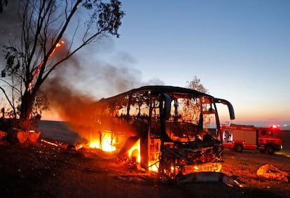 Um ônibus queima depois de um ataque palestino na Faixa de Gaza