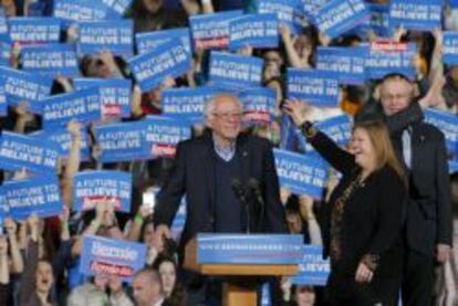 Bernie Sandersjunto a su esposa e hijo
