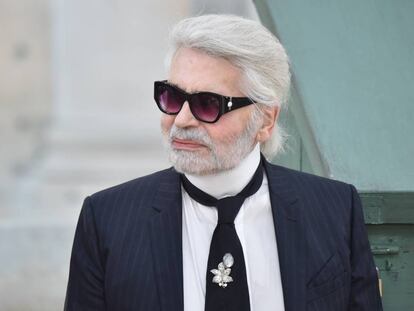 Karl Lagerfeld, con sus inseparables gafas, en la Semana de la Moda de París, en julio de 2018. 