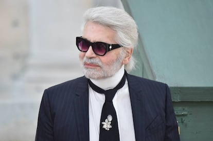 Karl Lagerfeld, con sus inseparables gafas, en la Semana de la Moda de París, en julio de 2018. 