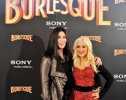 CHRISTINA AGUILERA - Christina Aguilera se tomó más tiempo que Britney antes de ponerse al frente de una película. Su momento llegó en 2010 con ‘Burlesque’, un musical que recibió tanto nominaciones a los Globos de Oro como a los Razzies. La cantante da vida en el film a una chica de pueblo que se traslada a la gran ciudad con una maleta llena de sueños y que termina en un club de variedades regentado por Cher. “Aunque la imagen de la película pretenda emular a ‘Cabaret’, todo recuerda demasiado a ‘El bar Coyote", decía la crítica de EL PAÍS. La de 'The New York Times' destacaba que Aguilera pasa la mayoría de la película cantando y bailando, por lo que “no tiene mucho tiempo para avergonzarse a sí misma”. Christina no ha vuelto a protagonizar ningún largometraje por ahora. Su carrera musical desde entonces tampoco le ha ido mucho mejor.