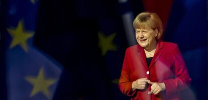 Angela Merkel espera la llegada del Gran Duque Enrique de Luxemburgo en la Canciller&iacute;a de Berl&iacute;n el pasado 24 de abril.