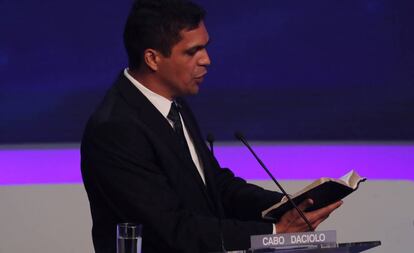 Daciolo lê a Bíblia em sua mensagem final no debate da Band.