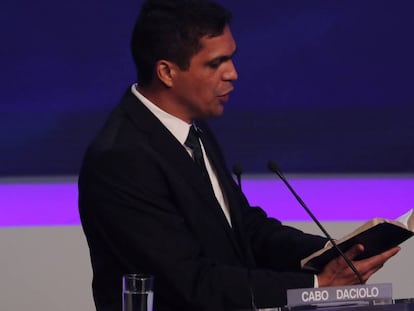 Daciolo lê a Bíblia em sua mensagem final no debate da Band.