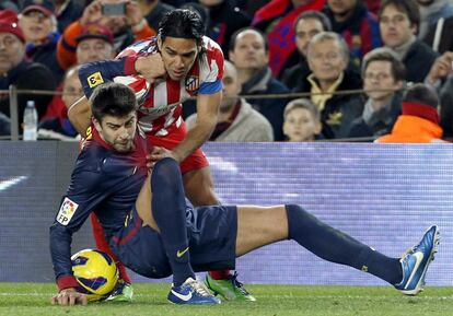 Gerard Piqué y el delantero colombiano del Atlético de Madrid Radamel Falçao durante el partido.