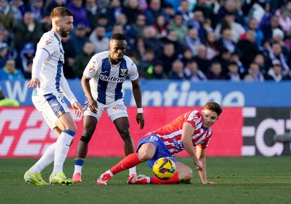 Julián Alvarez disputa un balón con Seydouba Cisse durante el partido de Liga de este sábado en Butarque.