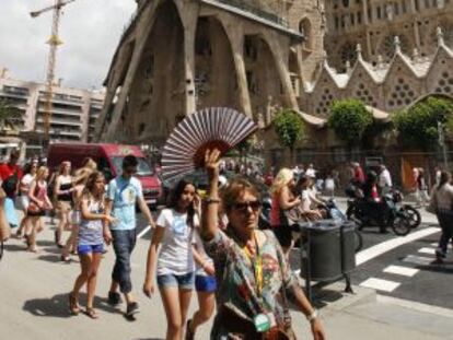 Turistes davant la Sagrada Família