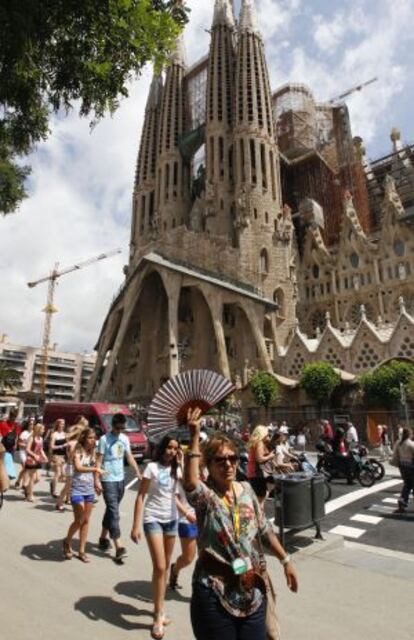 Turistes davant la Sagrada Família