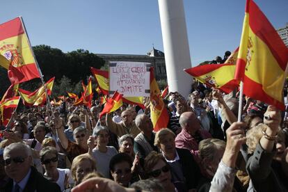 Manifestantes agitan banderas españolas, en la Plaza de Colón de Madrid