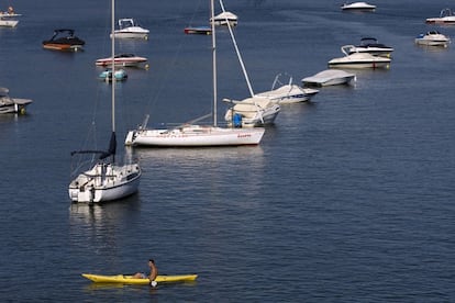 Barcos veleros y motoras en el embalse de San Juan Pelayos.