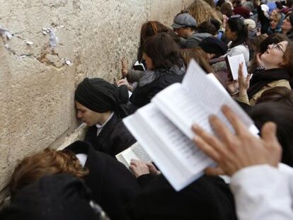 Mujeres rezan en el Muro de las Lamentaciones.