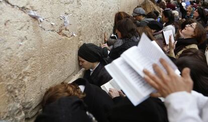 Mujeres rezan en el Muro de las Lamentaciones.
