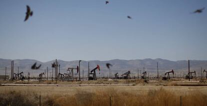 Pozos de extracci&oacute;n petrolera mediante &#039;fracking&#039; en Monterrey (EE UU).