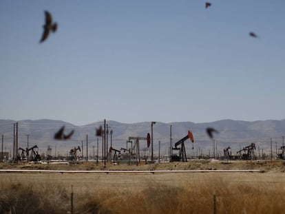 Pozos de extracci&oacute;n petrolera mediante &#039;fracking&#039; en Monterrey (EE UU).