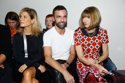 De izquierda a derecha: la actriz Marina Fois, el diseñador Nicolas Ghesquière y la directora del 'Vogue' Usa Anna Wintour, en el desfile de Paco Rabanne este jueves en la Semana de la Moda de París.