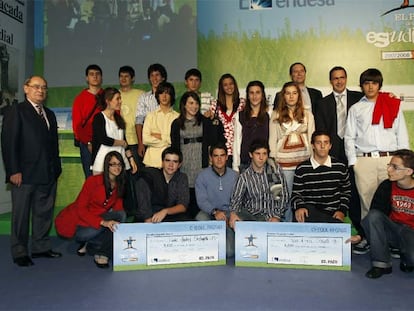 Estudiantes del colegio Padre Andrés Urdaneta, de Vizcaya, junto a sus profesores (a la derecha), y al director general de EL PAÍS Jesús Ceberio (a la izquierda).