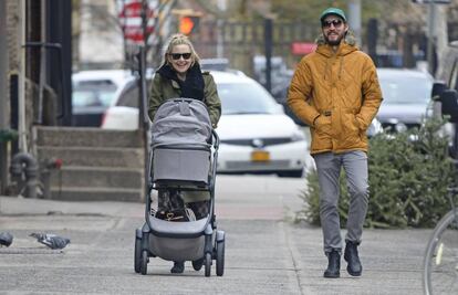 Kate Hudson y Danny Fujikawa con su hija en Nueva York a principios de enero.