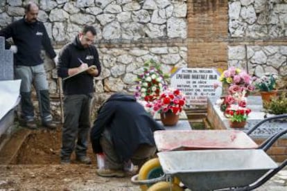 Exhumación en 2016 impulsada por la familia de Timoteo Mendieta en el cementerio de Guadalajara.