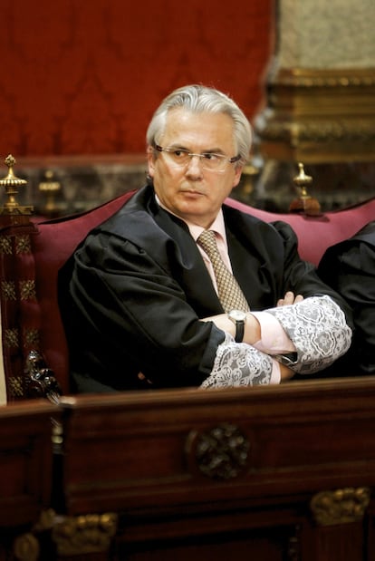 Baltasar Garzón, con toga y puñetas, en un momento del juicio contra él ayer en el Supremo.