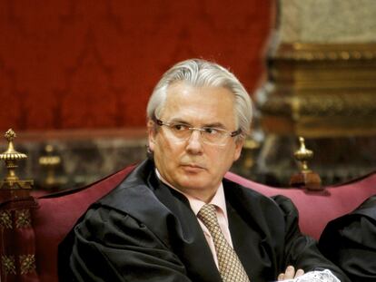 Baltasar Garzón, con toga y puñetas, en un momento del juicio contra él ayer en el Supremo.