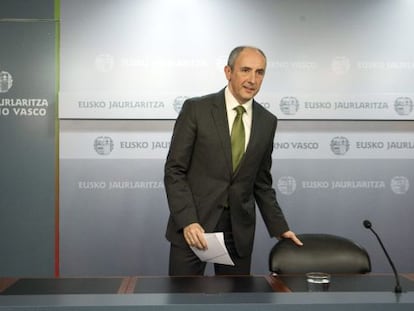 Josu Erkoreka, durante una rueda de prensa como portavoz del Gobierno vasco.