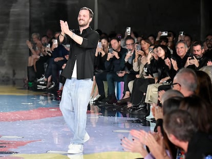 Matthieu Blazy, en el desfile de la colección primavera-verano 2023 de Bottega Veneta en Milán, celebrado en septiembre de 2024.