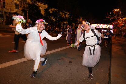 Dos corredores disfrazados de novia durante su participación en la San Silvestre Vallecana 2022.