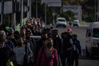 Se espera que los bloqueos duren hasta las dos o tres de la tarde de este jueves. En la foto, usuarios del transporte publico caminan sobre la avenida Insurgentes Norte a la altura del paradero Indios Verdes.