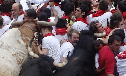 Escenas tremendas de emoción y violencia como esta volverán a reproducirse desde mañana en los encierros de Pamplona.