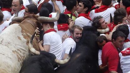 Escenas tremendas de emoción y violencia como esta volverán a reproducirse desde mañana en los encierros de Pamplona.