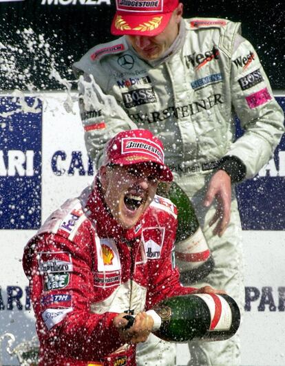 El ganador Michael Schumacher (abajo), celebra su victoria con Mikka Hakinen, en el Gran Premio de Italia de Fórmula 1 disputado en Monza, el 10 de septiembre de 2000.