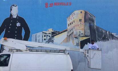 Serge Touissant junto a su mural en la Pequeña Haití, Miami.