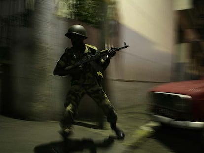 Un soldado de Madagascar se dirige a tomar el palacio presidencial en Antananarivo.