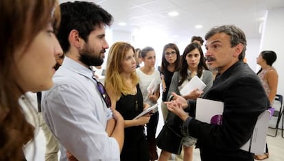 Jos&eacute; Manuel L&oacute;pez, candidato regional de Podemos,en la rueda de prensa