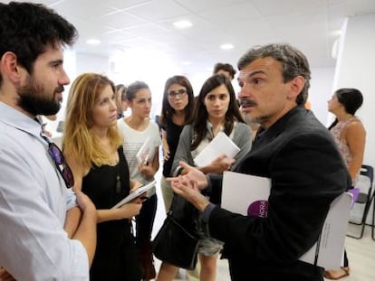 Jos&eacute; Manuel L&oacute;pez, candidato regional de Podemos,en la rueda de prensa